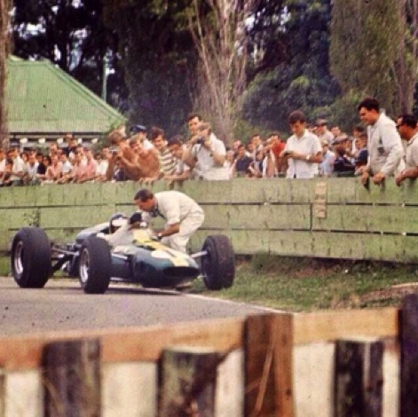 Après sa victoire, dans le tour d'honneur, la chope du vainqueur, tradition locale ... Après sa victoire, dans le tour d'honneur, la chope du vainqueur, tradition locale ...